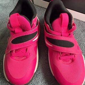 Girls Nike team hustle